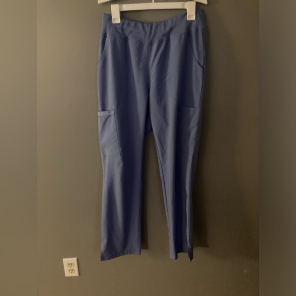 In Excellent Condition! Scrub Set - Picture 6 of 7